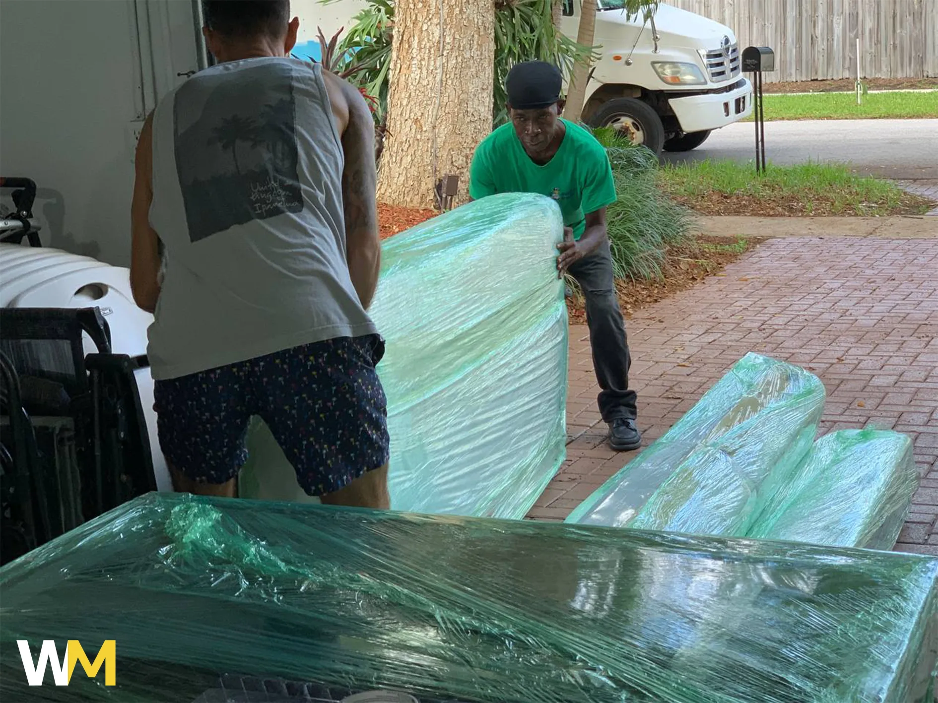 High Quality Packing Materials Team Members Loading Packed Furniture